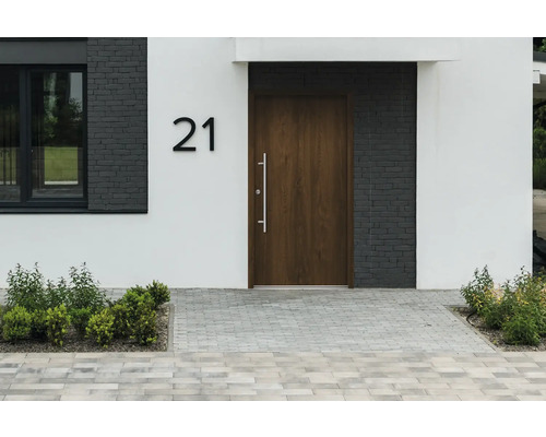 Hausfassade mit Haustür, Hausnummer 21 und Pflastersteinen