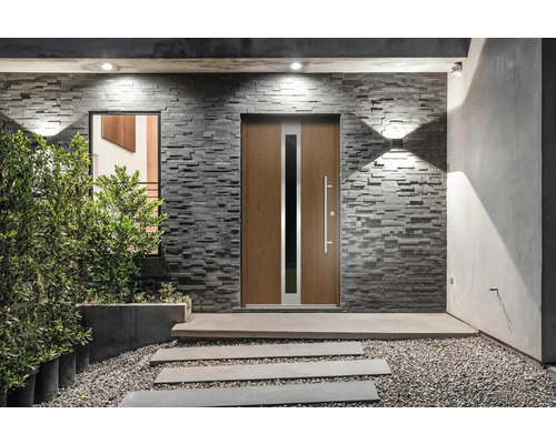 Moderne Haustür mit Seitenteil, Natursteinmauer und Steinweg