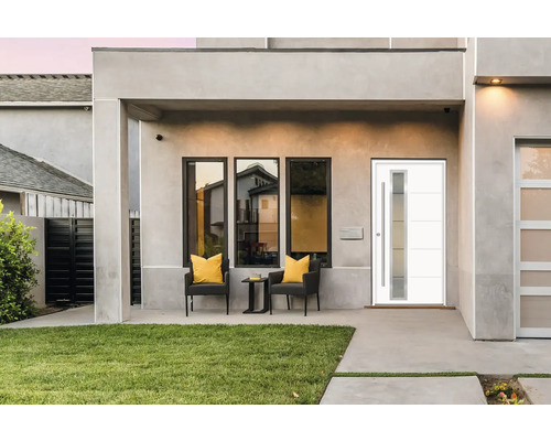 Hausfassade mit Haustür, Fenstern und Sitzgelegenheit