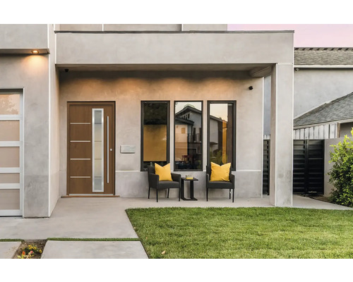 Modernes Haus mit Haustür, Fenstern und Gartenbereich