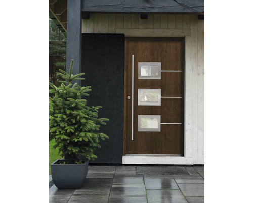 Haustür aus Holz mit drei rechteckigen Glaseinsätzen und einem länglichen Griff