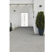 Moderne Haustür mit Glaseinsatz und geradem Griff an einem Haus