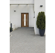 Moderne Haustür mit Glaseinsatz und Pflastersteinen im Außenbereich