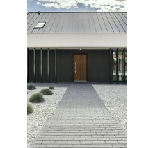 Modernes Haus mit Haustür, gepflastertem Weg und Kiesgarten