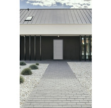 Modernes Haus mit grauer Haustür, Steinweg und Kiesgarten