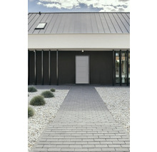 Moderne Hausfassade mit Eingangstür und gepflastertem Weg