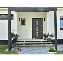 Eingangsbereich eines Hauses mit Haustür unter einem Vordach
