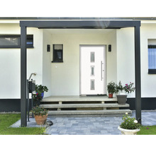 Eingangsbereich eines Hauses mit Haustür und Treppe