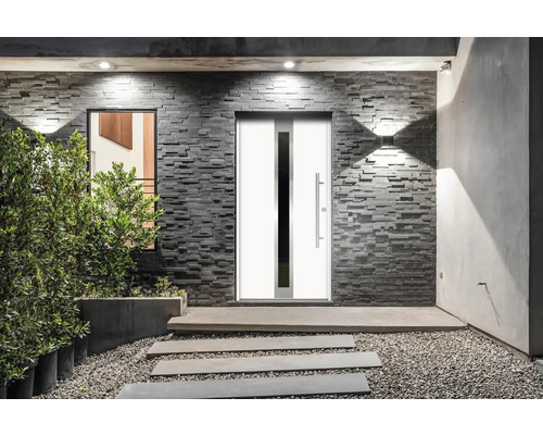 Eingangsbereich mit Haustür, Steinwand und Pflanzenkübeln