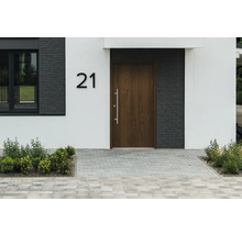 Hausfassade mit Haustür, Hausnummer 21 und Pflasterweg