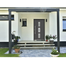 Eingangsbereich eines Hauses mit Haustür, Überdachung und Treppe