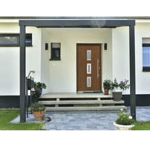 Eingangsbereich eines Hauses mit Haustür, Überdachung und Treppe.