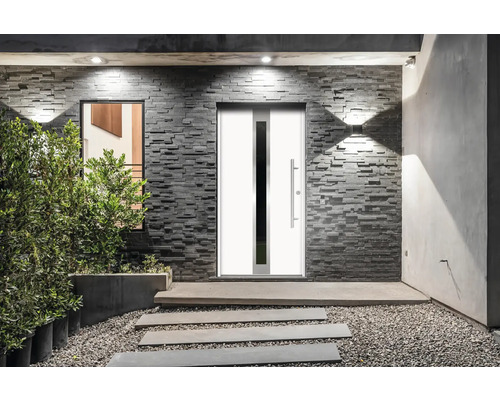 Eingangsbereich mit weißer Haustür, Natursteinmauer und Steinplattenweg.