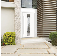 Moderne Haustür mit Glaseinsatz und seitlichem Griff in einem hellen Haus