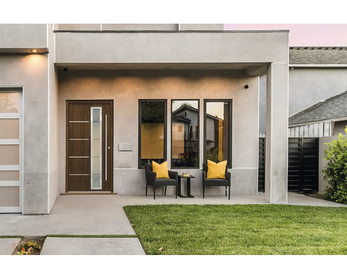 Eingangsbereich eines Hauses mit Haustür, Fenstern und Sitzgelegenheiten