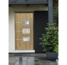 Moderne Haustür aus Holz mit drei rechteckigen Glaseinsätzen und einem langen, senkrechten Griff.