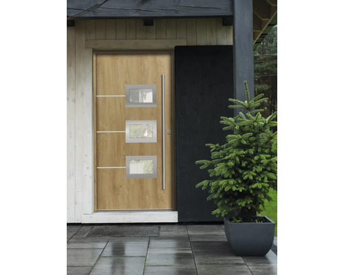 Moderne Haustür aus Holz mit drei rechteckigen Glaseinsätzen und einem langen, senkrechten Griff.
