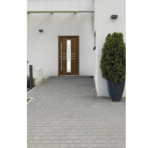 Haustür mit Glaseinsatz und Pflastersteineinfahrt