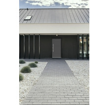 Modernes Haus mit Haustür, gepflastertem Weg und Kiesgarten