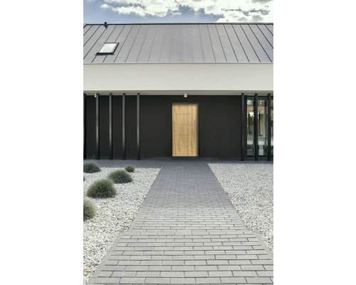 Modernes Haus mit Haustür, gepflastertem Weg und Kiesgarten