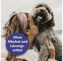"Frau umarmt Hund