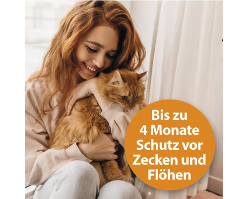 Frau hält Katze mit Hinweis auf bis zu 4 Monate Schutz vor Zecken und Flöhen