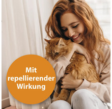 "Frau umarmt Katze