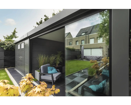 Moderner Garten mit Gerätehaus, Sessel und Bepflanzung