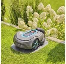 Gardena Mähroboter auf Rasenfläche vor Blumenbeet