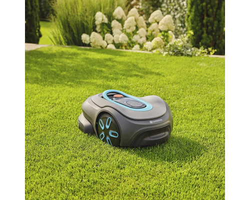 Gardena Mähroboter auf Rasen im Garten