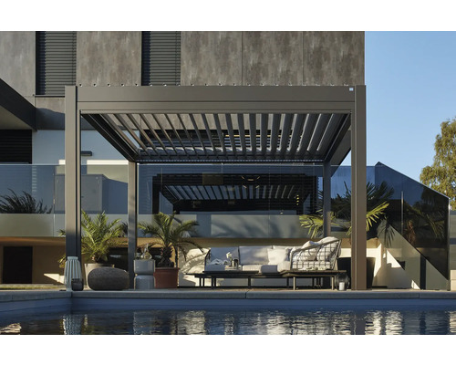 Moderne Terrassenüberdachung mit Lamellendach neben Pool und Lounge-Möbeln