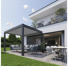 Moderne Terrassenüberdachung mit Gartenmöbeln vor einem Haus.