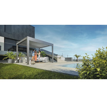 Terrassenszene mit Pergola, Gartenmöbeln und Pool für den Außenbereich.