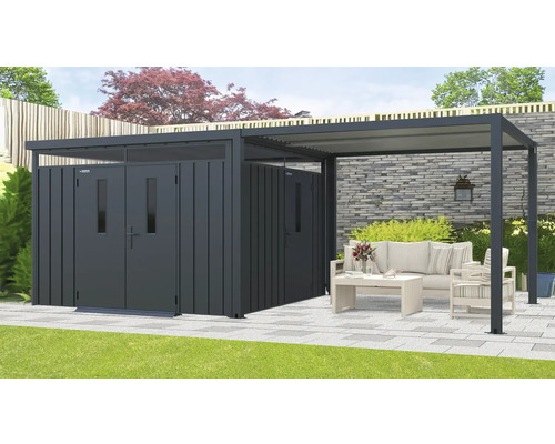 Gartenszene mit Gerätehaus und Pergola mit Sitzgruppe