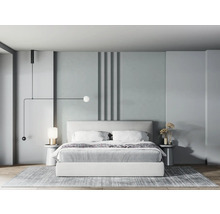Schlafzimmer mit Bett, Nachttischen, Lampe und Teppich