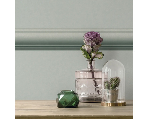 Dekorative Szene mit Glasvasen und Kaktus unter Glasglocke auf einem Tisch