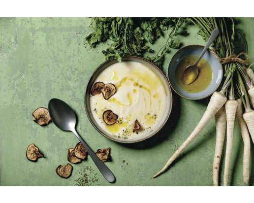 Stillleben mit Pastinakensuppe, frischer Petersilie und Pastinaken