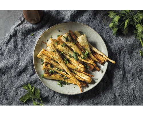 Teller mit gebratenen Pastinaken und Kräutern