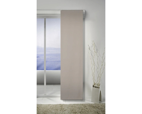 Schiebegardine vor einer Terrassentür mit Meerblick, Dekoration mit Vase und Zweigen auf einem Teppich