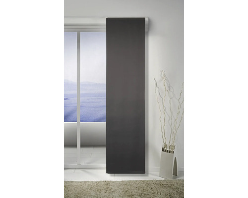 Dekorative Schiebegardine vor einem Fenster mit Meerblick, neben einer Vase mit Zweigen