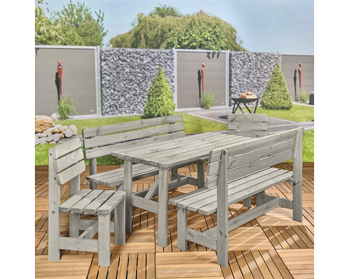 Graue Gartensitzgruppe mit Tisch, zwei Bänken und zwei Stühlen auf einer Terrasse
