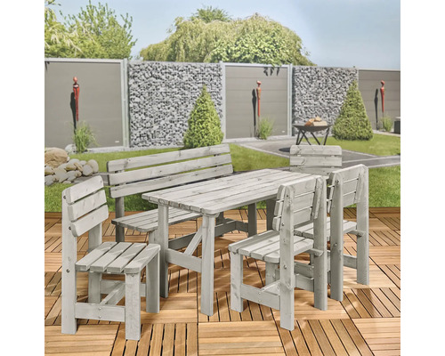 Graue Holzgartengarnitur mit Tisch, Bank und Stühlen auf einer Terrasse.