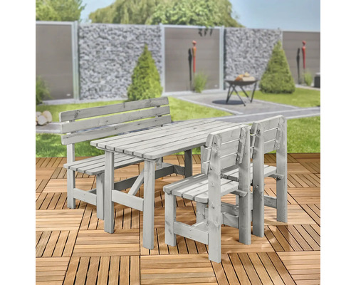 Graue Holz-Gartensitzgruppe mit Tisch, Bank und Stühlen auf einer Terrasse
