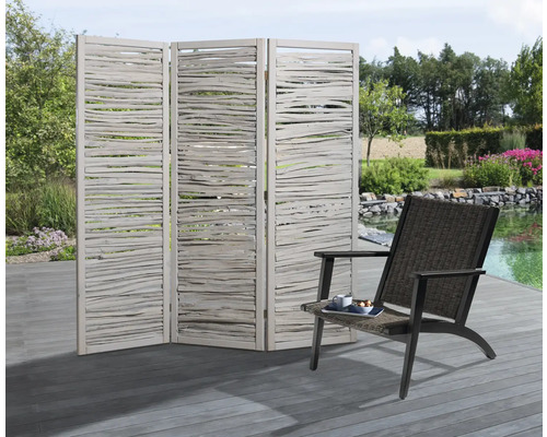 Gartenszene mit dreiteiligem Paravent und Gartenstuhl