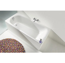 Rechteckige Badewanne mit Armatur und farbigem Teppich im Badezimmer