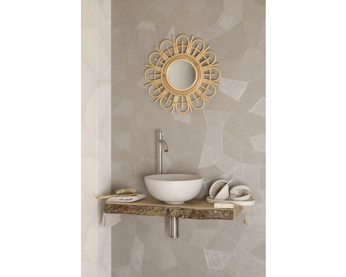 Badezimmer mit rundem Spiegel, Aufsatzwaschbecken, Armatur und Waschtischplatte