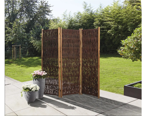 Gartenszene mit dreiteiligem Sichtschutz aus Weide und zwei bepflanzten Blumentöpfen