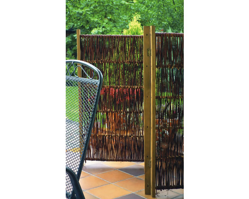 Sichtschutzzaun aus Weide mit Holzpfosten auf einer Terrasse