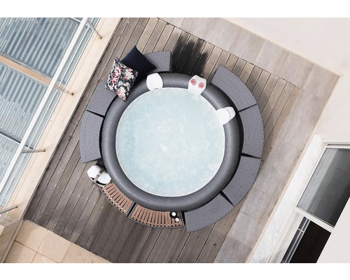 Draufsicht auf einen runden Whirlpool mit Sitzgelegenheiten im Freien