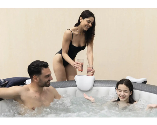 Familie entspannt in einem aufblasbaren Whirlpool mit Getränkehalter